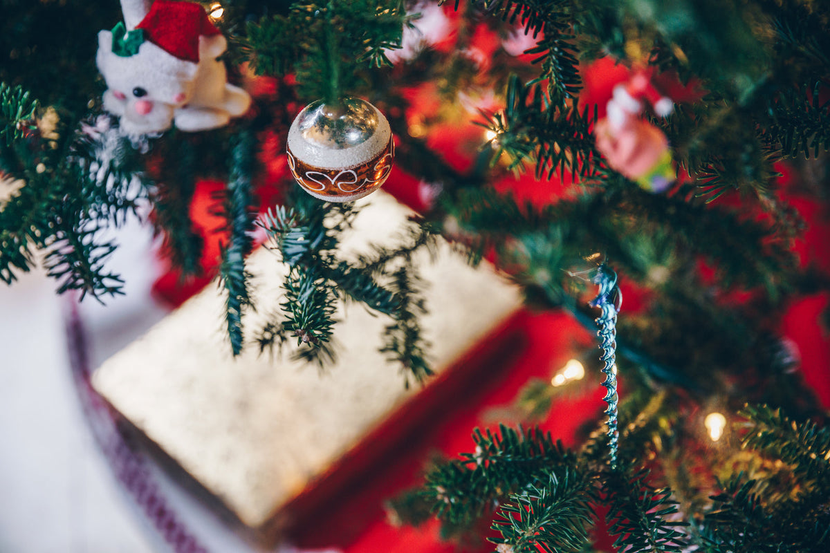 Boules de Noël sur un sapin