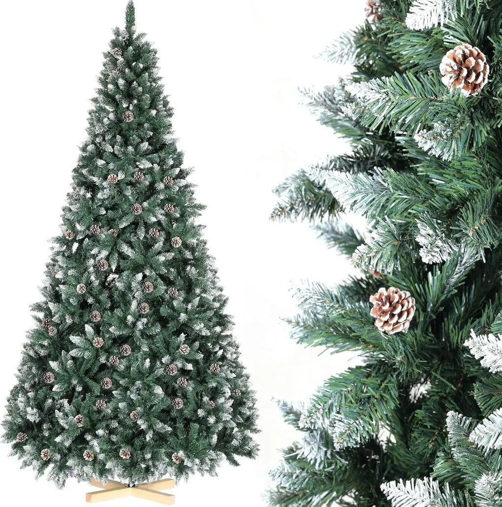 Sapin de Noël enneigé avec pommes de pin