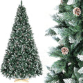 Sapin de Noël enneigé avec pommes de pin