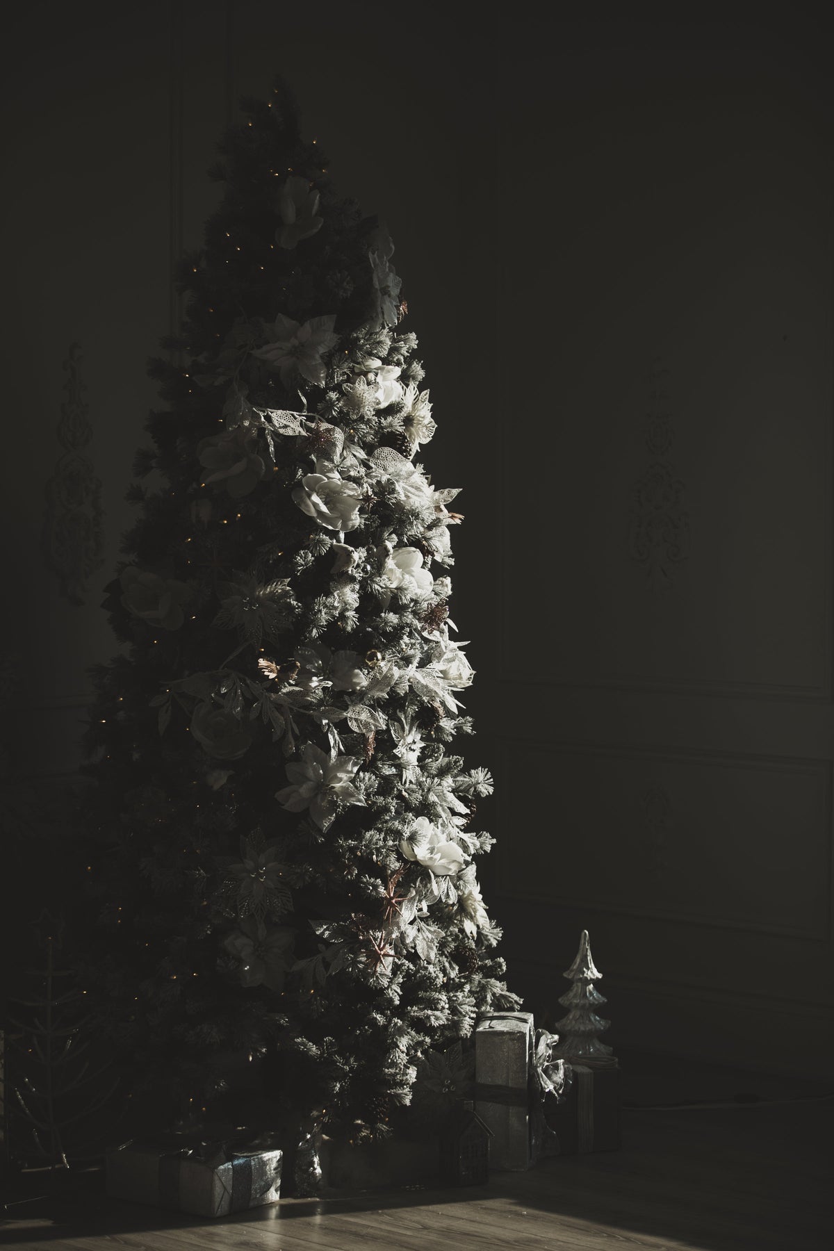 Sapin de Noël décoré dans un salon chaleureux