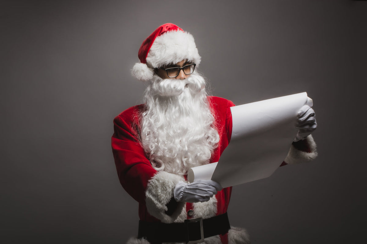 Le Père Noël consulte sa liste (illustration)